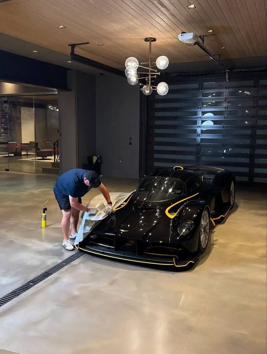 爱游戏2026-阿斯顿马丁险胜红牛车队，塞恩斯惊艳四座